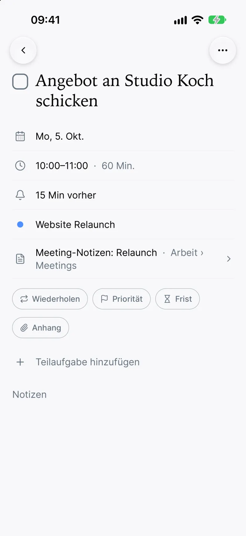 Die Aufgabe „Angebot an Studio Koch schicken“: Mo, 5. Okt., 10:00–11:00, Erinnerung 15 Minuten vorher, Projekt Website Relaunch, verknüpft mit der Notiz „Meeting-Notizen: Relaunch“; darunter Wiederholen, Priorität, Frist und Anhang.
